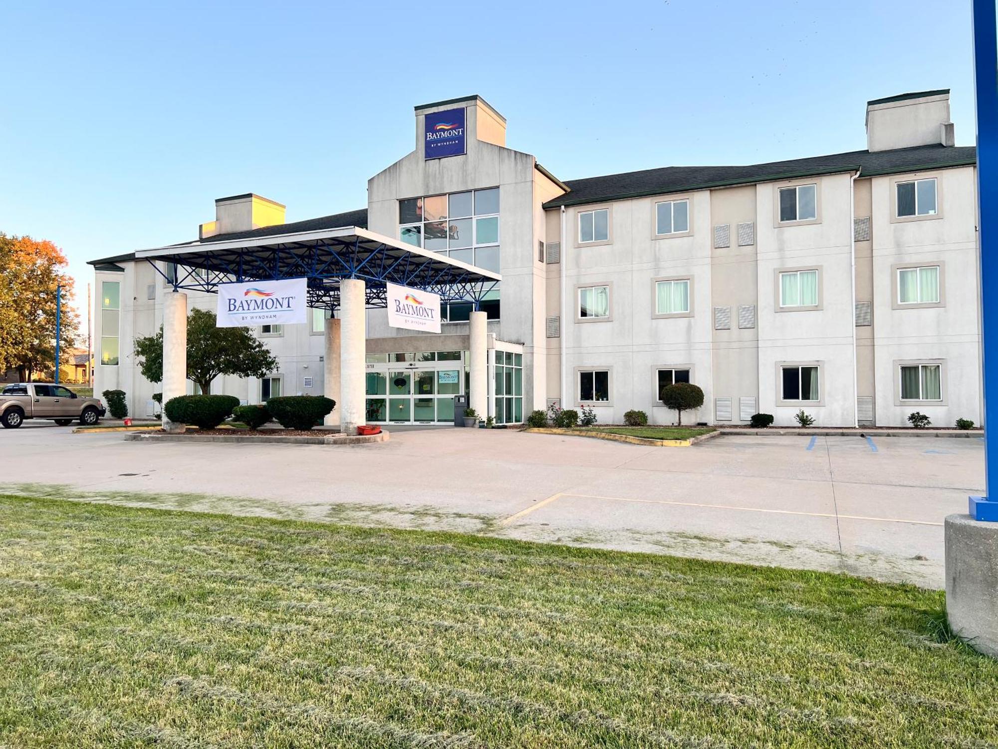 Baymont By Wyndham Kingdom City Exterior photo