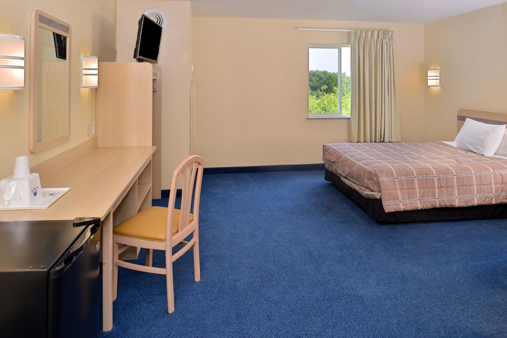 Baymont By Wyndham Kingdom City Room photo