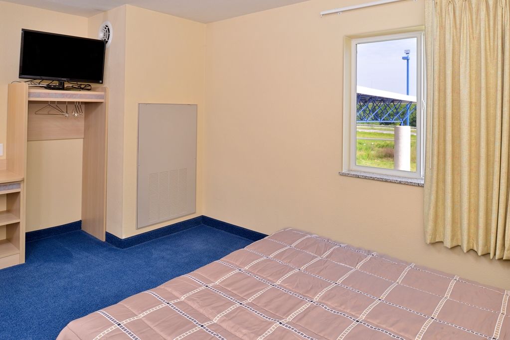 Baymont By Wyndham Kingdom City Room photo
