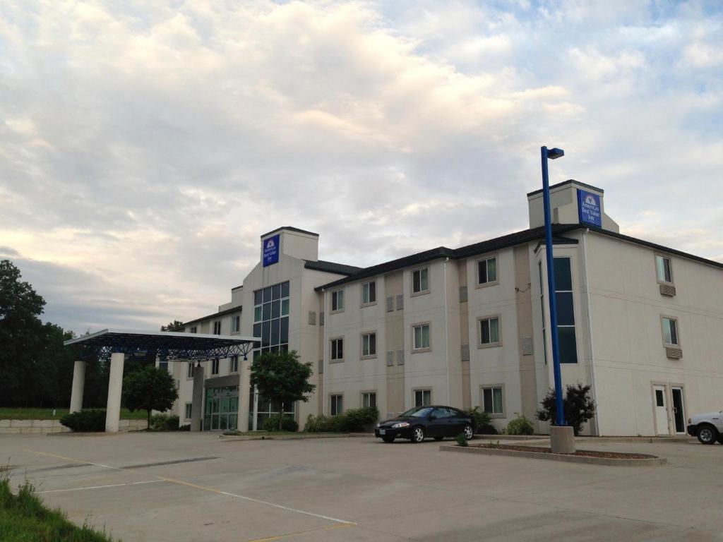 Baymont By Wyndham Kingdom City Exterior photo